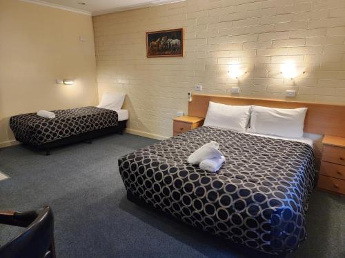 1 queen bed, 1 twin bed