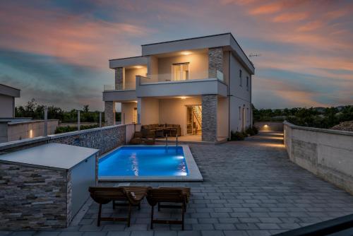 Holiday house Lumina - outdoor swimming pool, 4 bedrooms, WIFI - Accommodation - Jadrija