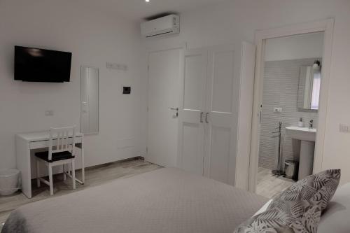 Central Guest House Room Type - Double Room with Private Bathroom