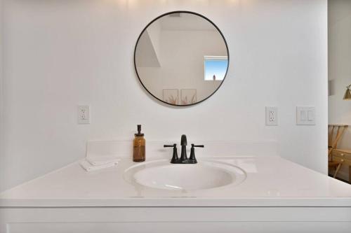 Beautiful newly remodeled home, near JT Park in Joshua Tree, USA