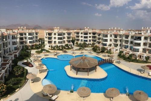 Cosy Studio on the First Floor with lovely Terrace and Personal Garden Area, Pool View and Free Beach Access in Sharm Hills Resort