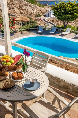 Yalos Mykonos Ornos Pouli private apartments w shared swimming pool