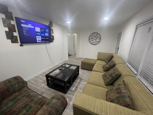 4 BD, 6 TV's, Full Kitchen and, Balcony