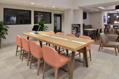 ทัศนียภาพภายนอกโรงแรม, Holiday Inn Hotel & Suites Overland Park-Convention Center By IHG in โอเวอร์แลนด์พาร์ค (KS)