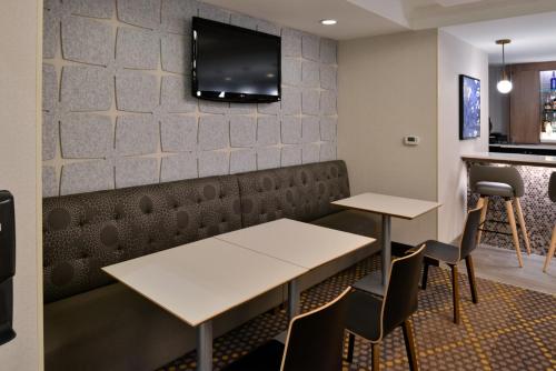 Holiday Inn Hotel & Suites Overland Park-Convention Center, an IHG Hotel