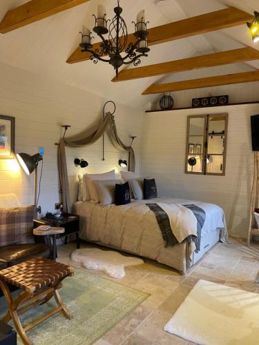 Charming stone Bothy at Loch Lomond in Blairglas