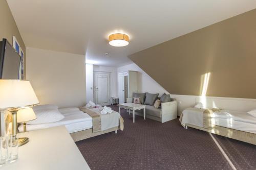 1 queen bed, 1 twin bed