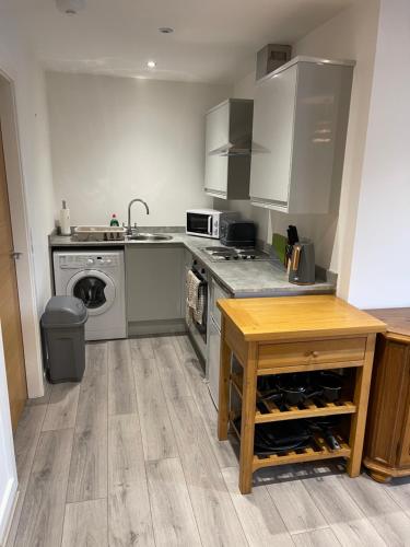 Sleeps 8, Parking, Train Cafe Bars Shops Beach Reserve Golf, Central Formby Room Type - Two-Bedroom Apartment