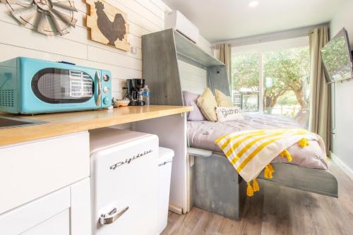 The Container Retreat at 290 Wine Trail #2 Adventure awaits! in Hye, USA