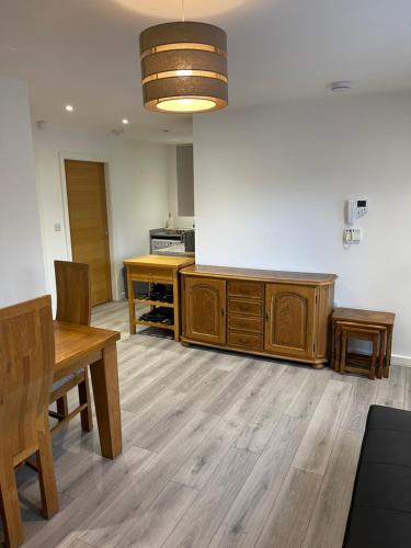 廚房, Lovely, Sleeps 8, Parking, Cafe Bars Shops Beach Train, Central Formby in 福姆比