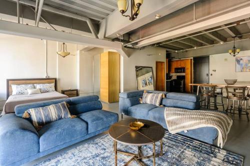 Lovely Condo in Downtown LA w/ Great Views & Pool