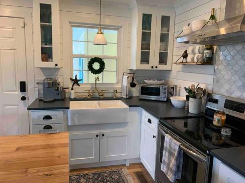 Downtown- Sunshine Cottage and Golf Cart in Southport (Észak-Karolina)