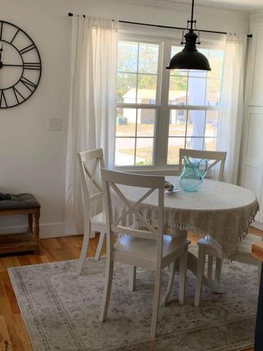 Downtown- Sunshine Cottage and Golf Cart in Southport (Észak-Karolina)