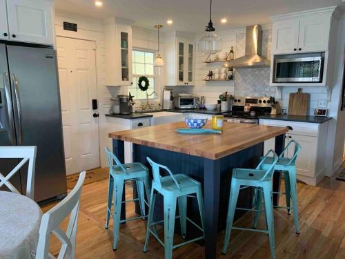 Downtown- Sunshine Cottage and Golf Cart in Southport (Észak-Karolina)