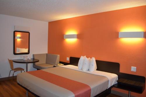 Motel 6 - Newest - Ultra Sparkling Approved - Chiropractor Approved Beds - New Elevator - Robotic Massages - New 2023 Amenities - New Rooms - New Flat Screen TVs - All American Staff - Walk to Longhorn Steakhouse and Ruby Tuesday - Book Today and SAVE