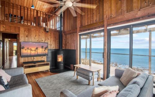 Cliffs End Beach Shack 105 Gold Coast Drive in Myponga Beach