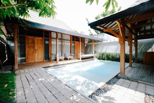 Balcony/terrace, Ayom Java Village near Adisumarmo International Airport