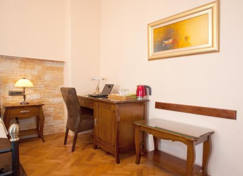 Deluxe Double Room image 6