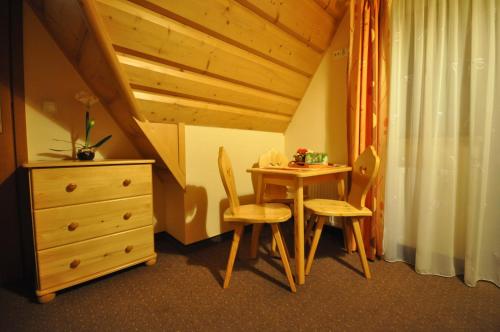 Deluxe Double or Twin Room image 10