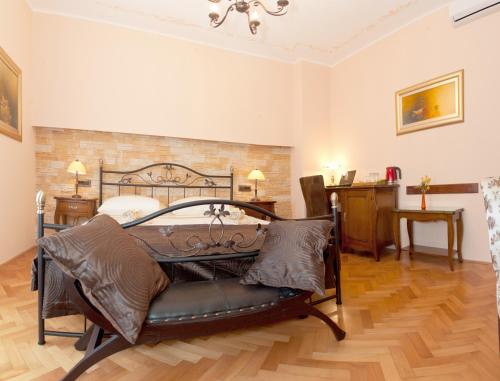 Deluxe Double Room image 7