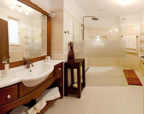 Deluxe Double Room image 5