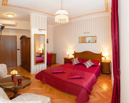 Deluxe Double Room image 1