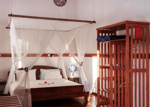 1 king bed, 2 twin beds