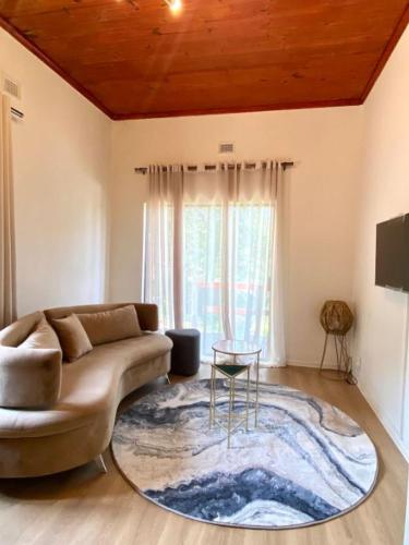 Angazi Guesthouse Unit 2 - Upmarket one bedroom apartment with pool