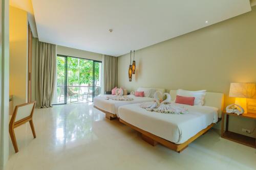 2 twin beds, 1 sofa bed