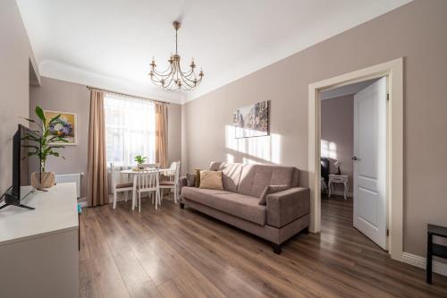 Stylish Latvian Classic 1-Bedroom Apartment Near City Center, Parks & Public Transport Links, Riga