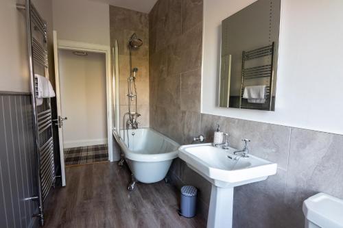Bathroom, Laundry Cottage: Drumlanrig Castle in Thornhill