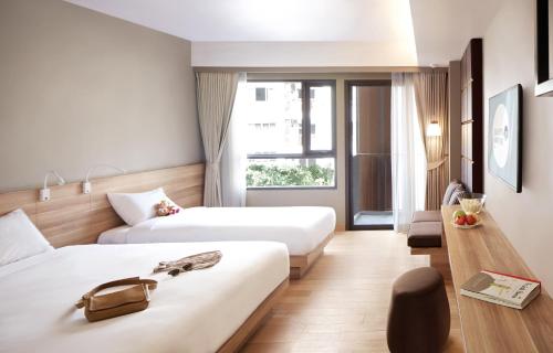 1 king bed, 1 twin bed