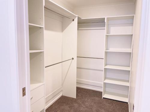 NO PARTY ALLOWED, Entire Brand New 3 bedroom townhouse, free unlimited fibre wifi and free parking NO PARTY ALLOWED, Entire Brand New 3 bedroom townhouse, free unlimited fibre wifi and free parking