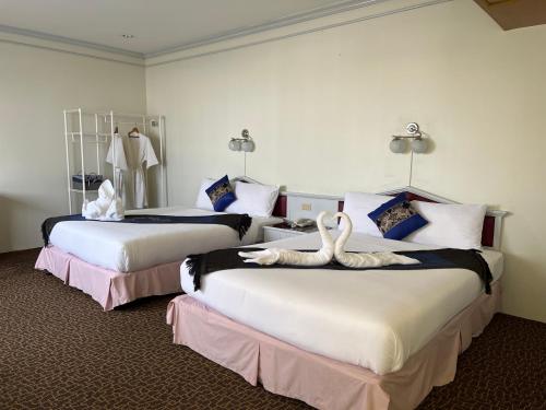 2 queen beds