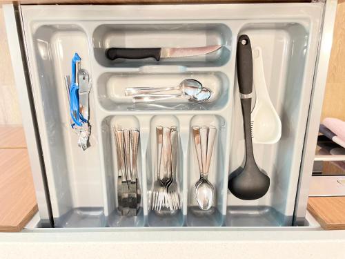 NO PARTY ALLOWED, Entire Brand New 3 bedroom townhouse, free unlimited fibre wifi and free parking NO PARTY ALLOWED, Entire Brand New 3 bedroom townhouse, free unlimited fibre wifi and free parking