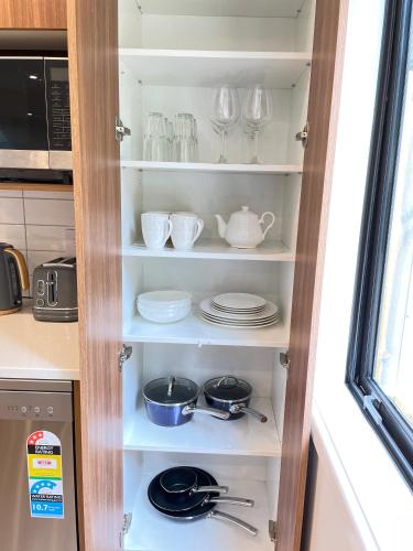 NO PARTY ALLOWED, Entire Brand New 3 bedroom townhouse, free unlimited fibre wifi and free parking NO PARTY ALLOWED, Entire Brand New 3 bedroom townhouse, free unlimited fibre wifi and free parking