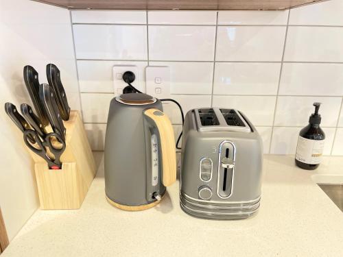 NO PARTY ALLOWED, Entire Brand New 3 bedroom townhouse, free unlimited fibre wifi and free parking NO PARTY ALLOWED, Entire Brand New 3 bedroom townhouse, free unlimited fibre wifi and free parking