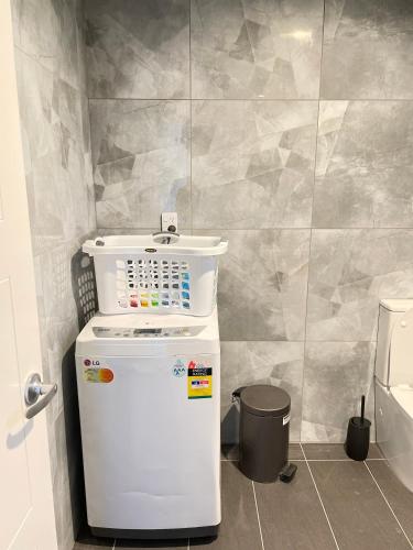 NO PARTY ALLOWED, Entire Brand New 3 bedroom townhouse, free unlimited fibre wifi and free parking NO PARTY ALLOWED, Entire Brand New 3 bedroom townhouse, free unlimited fibre wifi and free parking