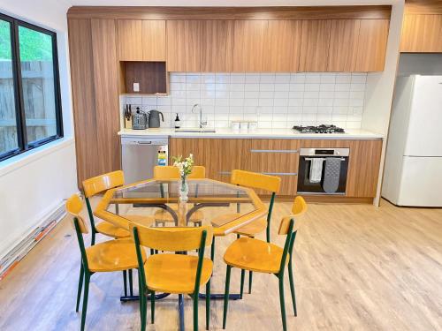 NO PARTY ALLOWED, Entire Brand New 3 bedroom townhouse, free unlimited fibre wifi and free parking NO PARTY ALLOWED, Entire Brand New 3 bedroom townhouse, free unlimited fibre wifi and free parking