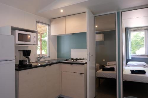 кухня, Happy Camp mobile homes in Villaggio Camping Baia Domizia in Сесса-Аурунка