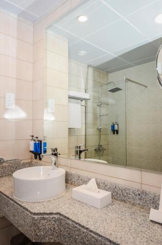 room detail thumbnail 2