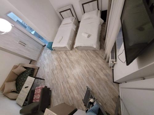 2 twin beds, 1 sofa bed