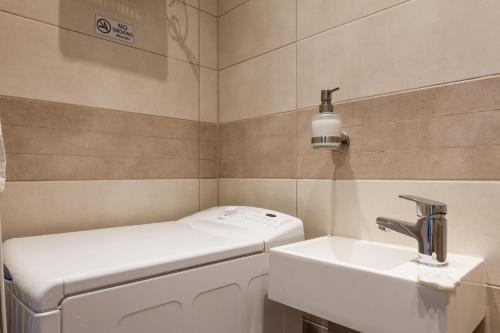 Prague Days - Open-plan Studio with AC near National Theatre - image 3