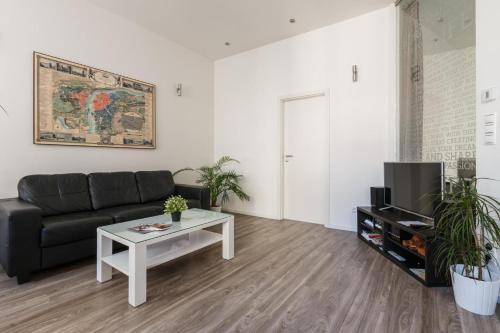 Prague Days - Open-plan Studio with AC near National Theatre - image 2