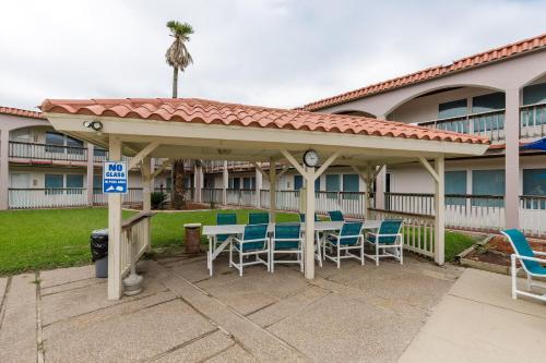 Surfside 202 by Padre Escapes - image 12