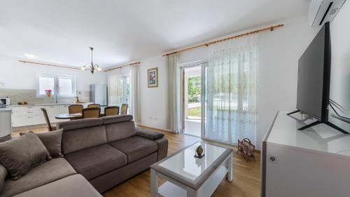 Villa Ana by Villas Holiday in لابين