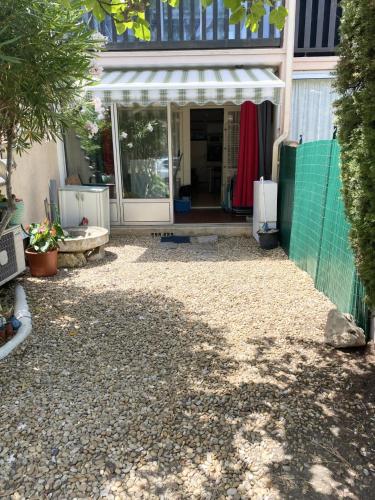 AS21515 - Studio cabine avec joli jardin et parking privé - Location saisonnière - Le Grau-du-Roi