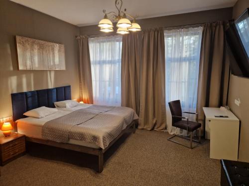 1 queen bed, 1 sofa bed