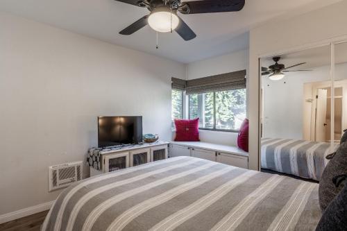 Highly updated 1 Bedroom plus den, 2 bath Crestview Unit 5 Sleeps up to 4 located near Canyon Lodge