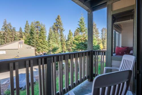 Highly updated 1 Bedroom plus den, 2 bath Crestview Unit 5 Sleeps up to 4 located near Canyon Lodge